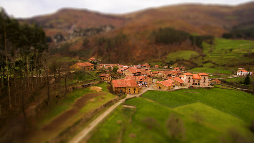 Fotografía aerea de pequeña aldea Cantabra -1