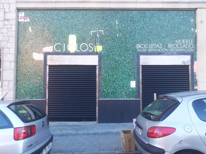 Decoración fachada tienda Ciclos con stencil y spray -1