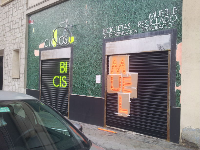 Decoración fachada tienda Ciclos con stencil y spray 2