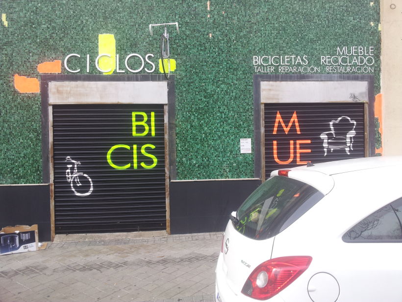 Decoración fachada tienda Ciclos con stencil y spray 6