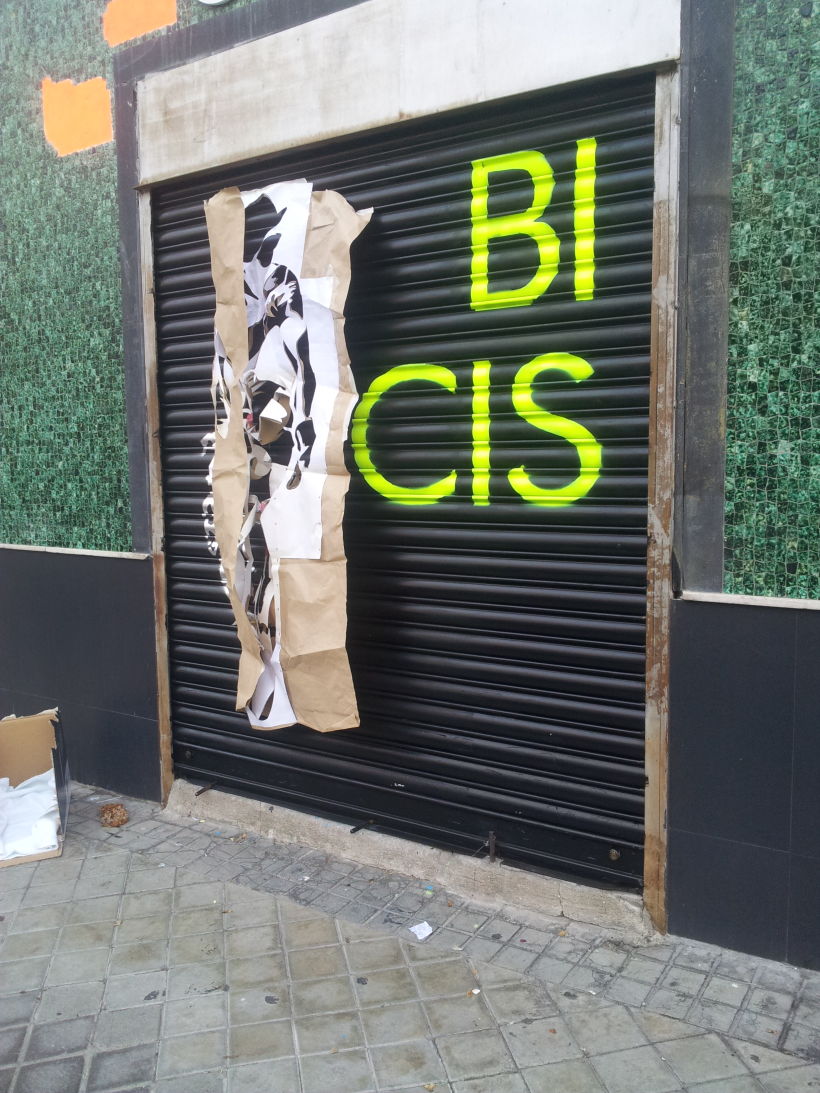 Decoración fachada tienda Ciclos con stencil y spray 7