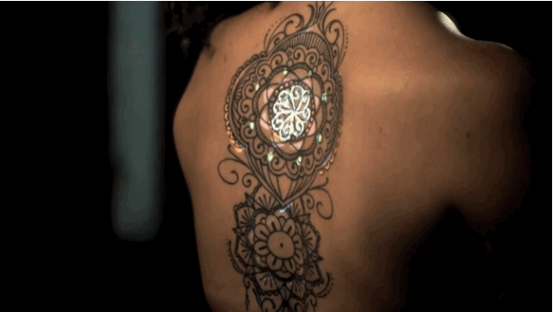 Los tatuajes cobran vida gracias al Video Mapping 3