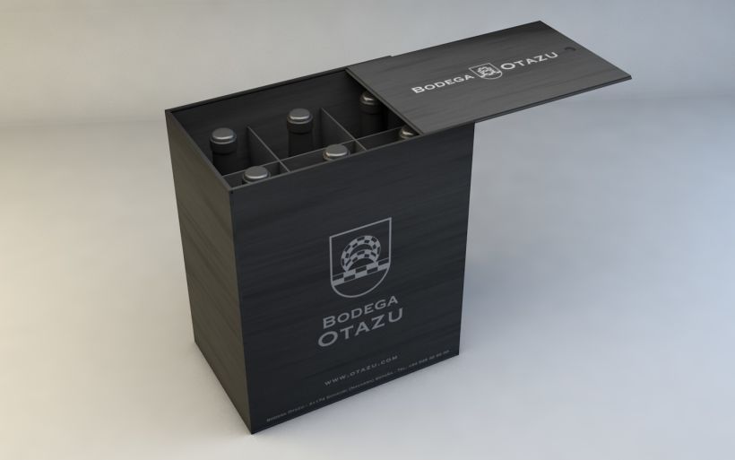 Caja de contrachapado sin asa y tapa corredera para 6 botellas de vino, tintada en negro y serigrafía en plata.