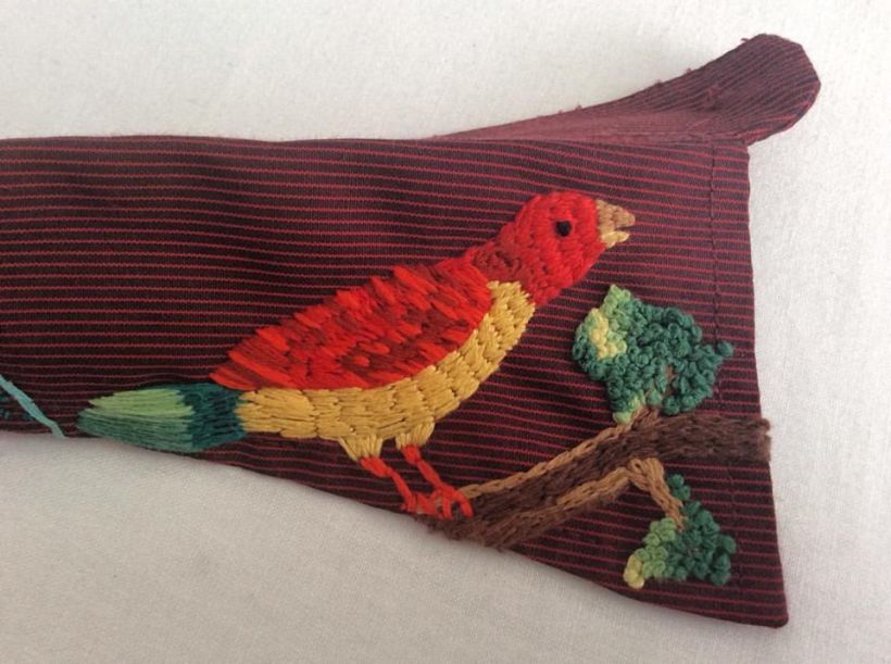 Mi Proyecto del curso: cuello y lotería mexicana. Este bordado está inspirado en las imágenes de la tradicional lotería mexicana: el pájaro y el nopal. Y también en las montañas de mi querida Bogotá. 3