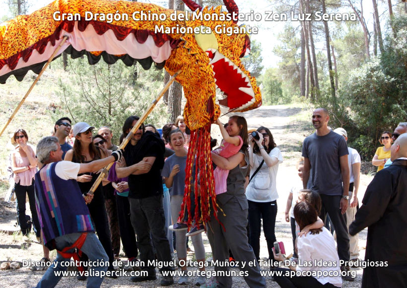 Gran dragón chino del Monasterio Zen Luz Serena. Marioneta gigante 11