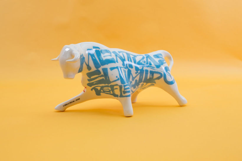 Hollybull: 33 artistas diseñan sobre los lomos de un toro 5