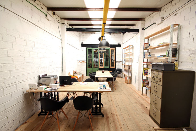Ofrecemos puestos/mesas de trabajo en nuestro espacio compartido de makers en Poblenou, Barcelona 2