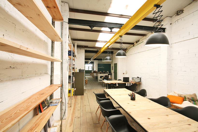 Ofrecemos puestos/mesas de trabajo en nuestro espacio compartido de makers en Poblenou, Barcelona 5