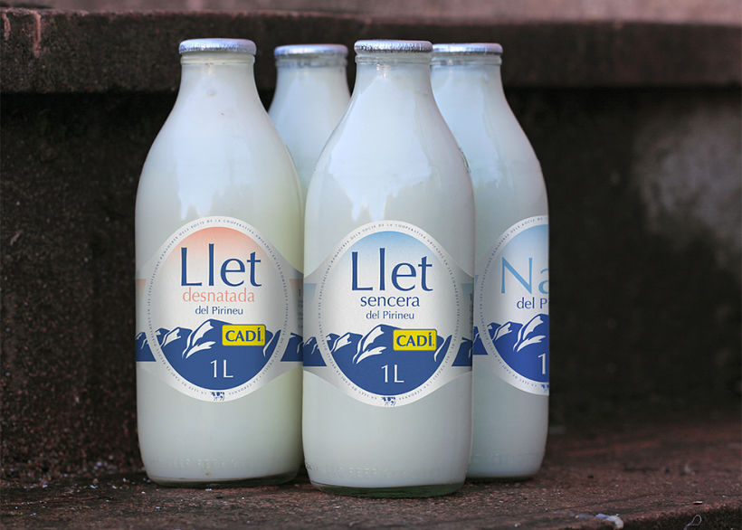 Cadí llet fresca. Graphic design for quality fresh milk labels 0