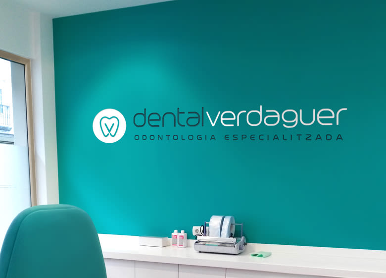 Diseño de logotipo para Dental Verdaguer, una clínica odontológica ubicada en Igualada (Barcelona). La propuesta que más gusto a nuestro cliente fue una V que continúa la silueta de una muela aprovechando la morfología de esta. 1