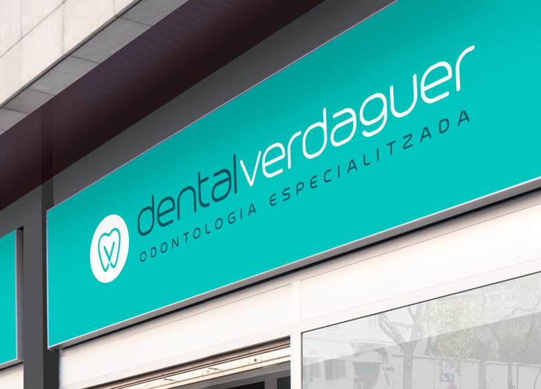 Diseño de logotipo para Dental Verdaguer, una clínica odontológica ubicada en Igualada (Barcelona). La propuesta que más gusto a nuestro cliente fue una V que continúa la silueta de una muela aprovechando la morfología de esta. 1