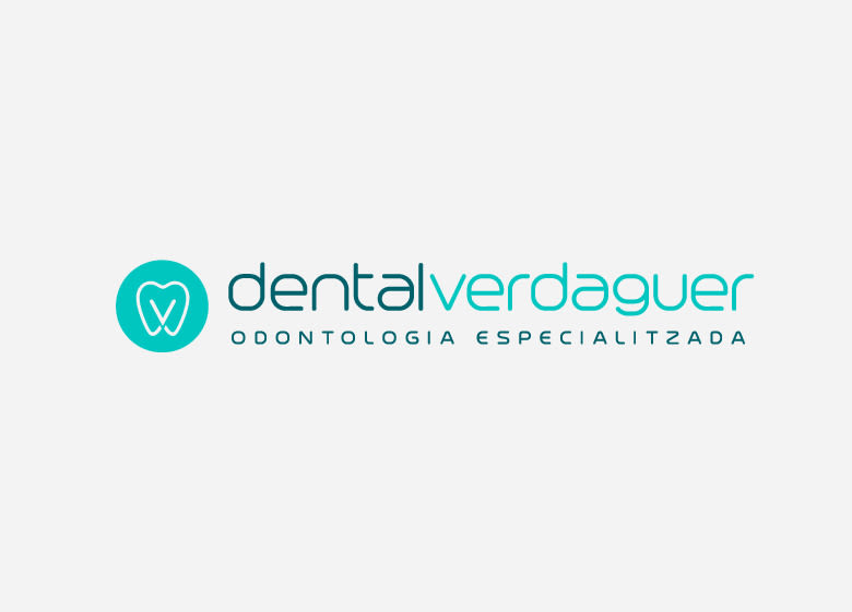 Diseño de logotipo para Dental Verdaguer, una clínica odontológica ubicada en Igualada (Barcelona). La propuesta que más gusto a nuestro cliente fue una V que continúa la silueta de una muela aprovechando la morfología de esta. 2