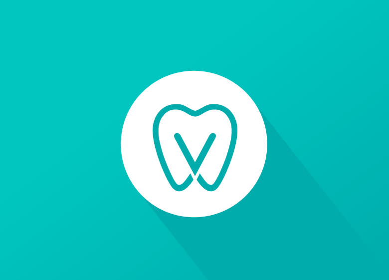 Diseño de logotipo para Dental Verdaguer, una clínica odontológica ubicada en Igualada (Barcelona). La propuesta que más gusto a nuestro cliente fue una V que continúa la silueta de una muela aprovechando la morfología de esta. 3