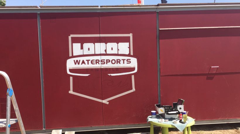 Logotipo pintado a mano " Los loros watersports Cambrils" 0