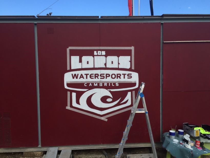 Logotipo pintado a mano " Los loros watersports Cambrils" 1