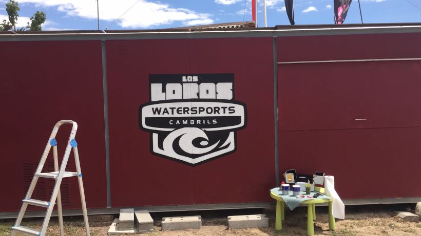 Logotipo pintado a mano " Los loros watersports Cambrils" 3
