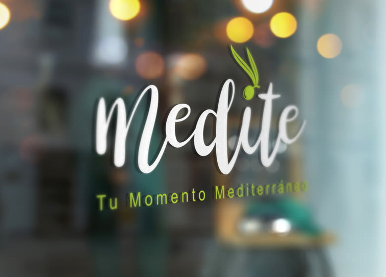 Proyecto de logotipo para un Gastrobar en Murcia de cocina mediterránea. El diseño del logotipo se basa en una tipografía desenfadada, rítmica y de fuerte personalidad que lleva en sí misma todo el peso de la identidad corporativa. 1