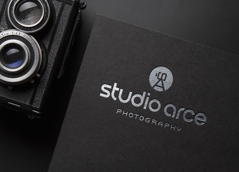 Diseño de logotipo para Studio Arce, un estudio de fotografía y video madrileño especializado en bodas y prebodas. El logo se construye a partir de las iniciales “S+A” colocadas de tal forma que recuerdan la silueta de una cámara sostenida por un trípode. -1