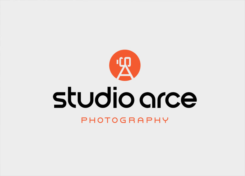 Diseño de logotipo para Studio Arce, un estudio de fotografía y video madrileño especializado en bodas y prebodas. El logo se construye a partir de las iniciales “S+A” colocadas de tal forma que recuerdan la silueta de una cámara sostenida por un trípode. 0