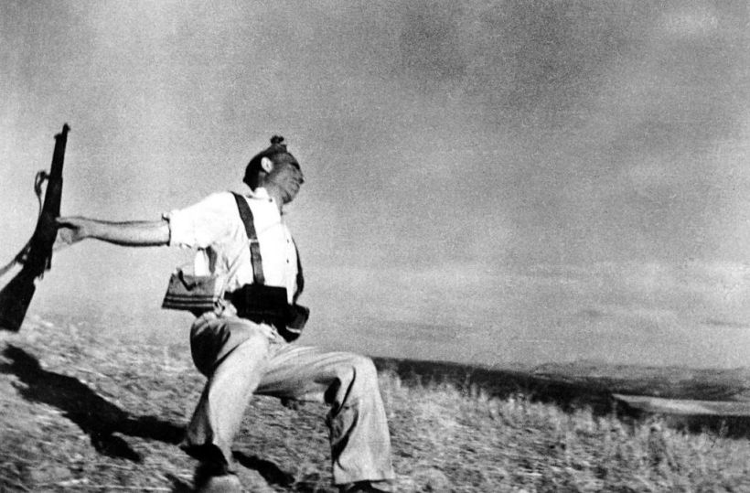 Una copia de 'Muerte de un miliciano', de Robert Capa, alcanza un precio histórico 1