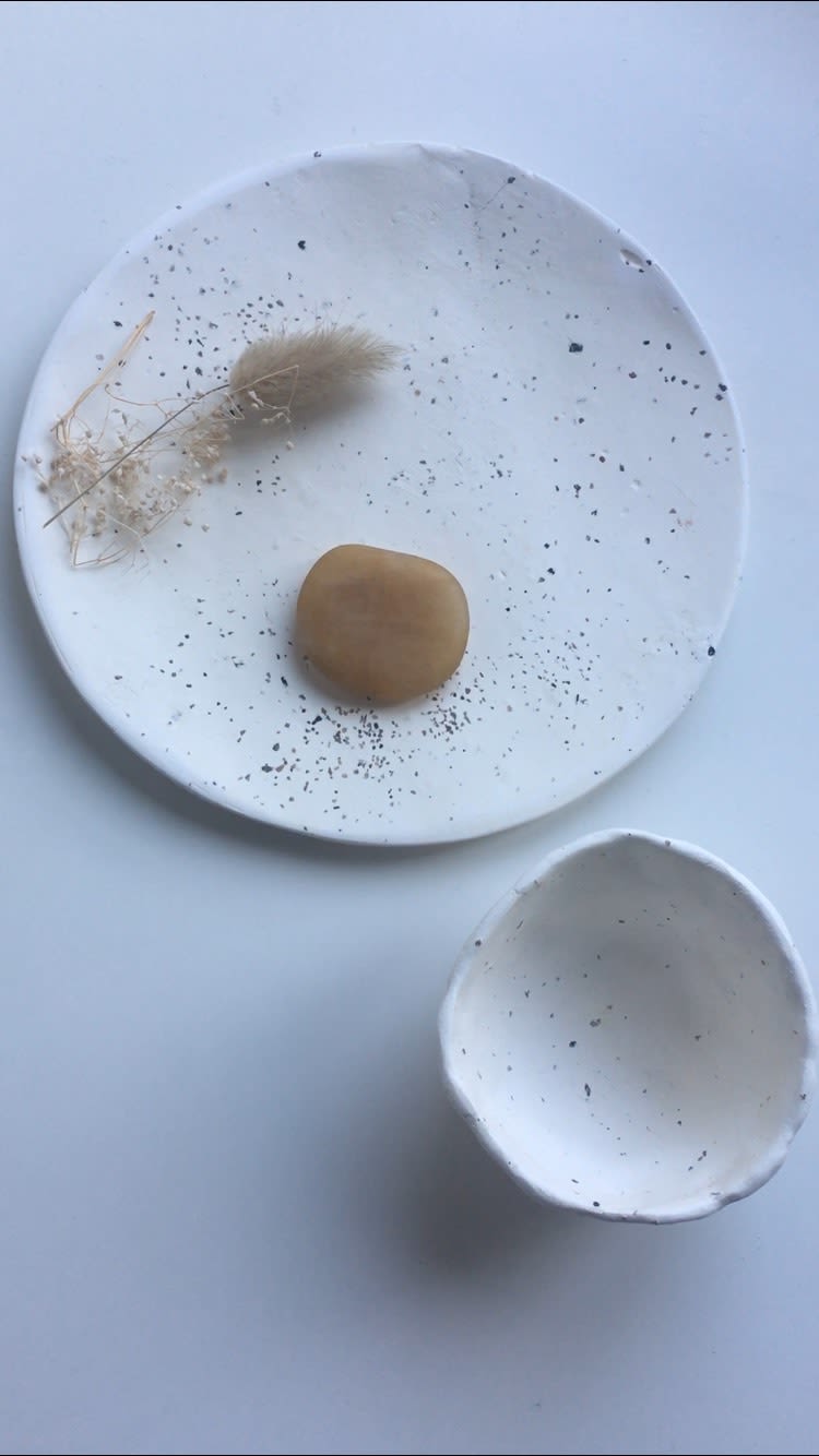 Plato decorativo y bol con arcilla mezclada con arena. Técnica placa-pellizco 