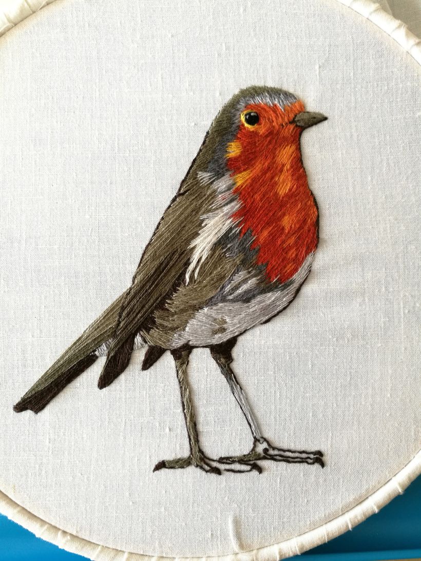 Mi Proyecto del curso: Pintar con hilo: técnicas de ilustración textil, Aquí esta mi petirrojo listo para volar 4