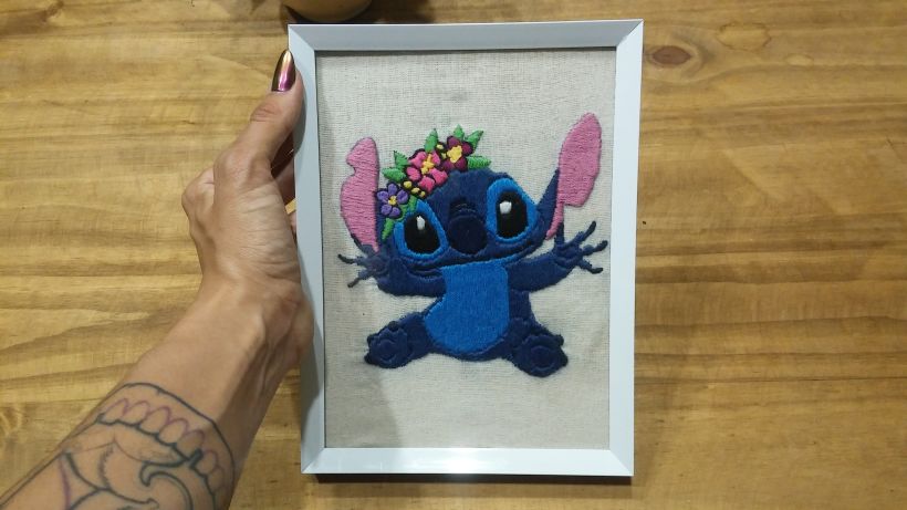 3. Stitch: El primer cuadro que vendí, y me encantó hacer por sus colores y lo identificada que me siento con él.