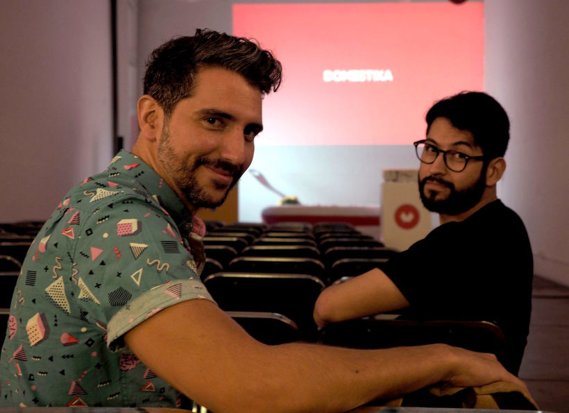 Alex Trochut y Ricardo González en los Desayunos Domestika. Fotografía de Emilio Ocampo