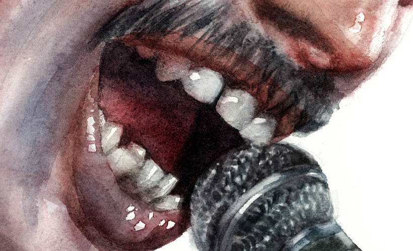 Detalle de la boca y el micrófono, los focos principales de la composición.