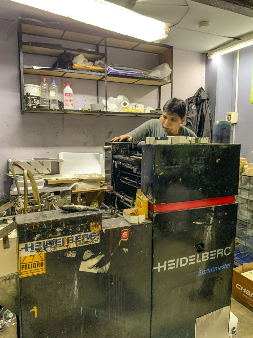 El maestro Alejandro con su maquina HEIDELBERG  Sprintmaster de un cuerpo imprimiendo los pliegos. 