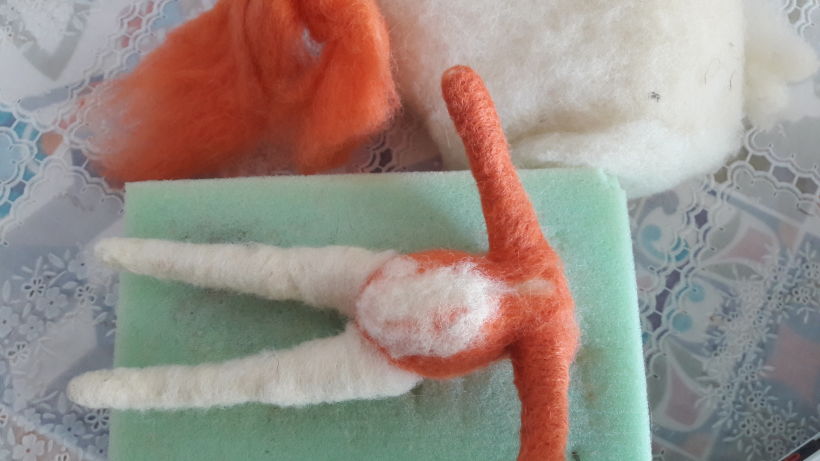 al tener poca lana naranja hice la base del cuerpo en crudo y luego la cubrí con color.