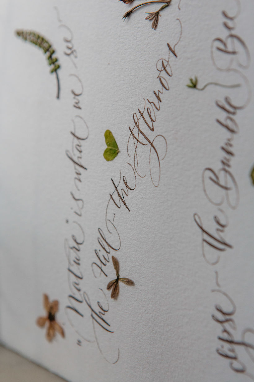 Poema caligrafiado de E.Dickinson con flores de @tallersilvestre y fotografiado por Paco Marín.