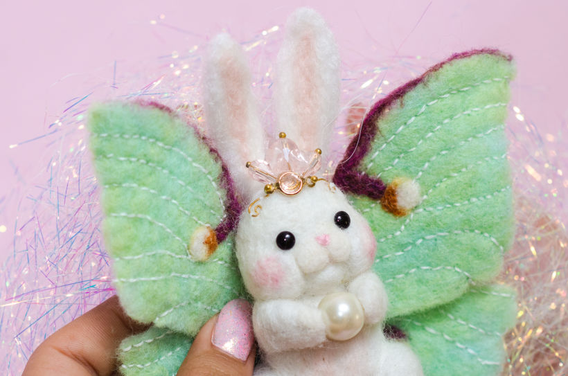 Luna moth Bunny - needle felting con bordado 