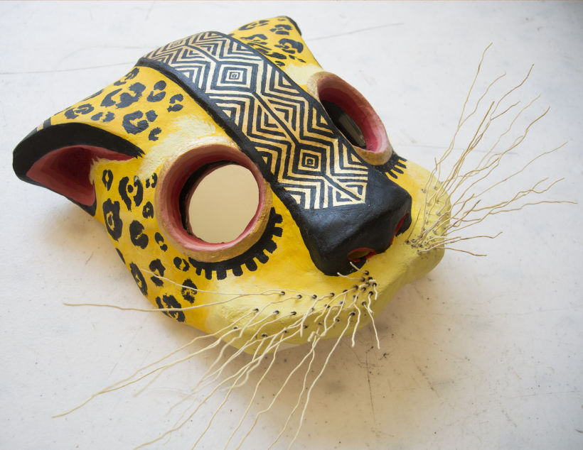 Máscara Tecuani.Basada en danzas de Tecuanes de Guerrero.Cartoneria, cristales con papel cromo espejo y bigotes de escobeta.