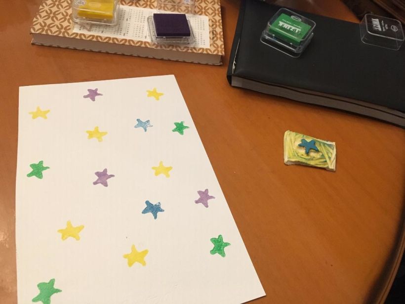 1. Rapport con estrellas de sellos sobre papel de acuarela.