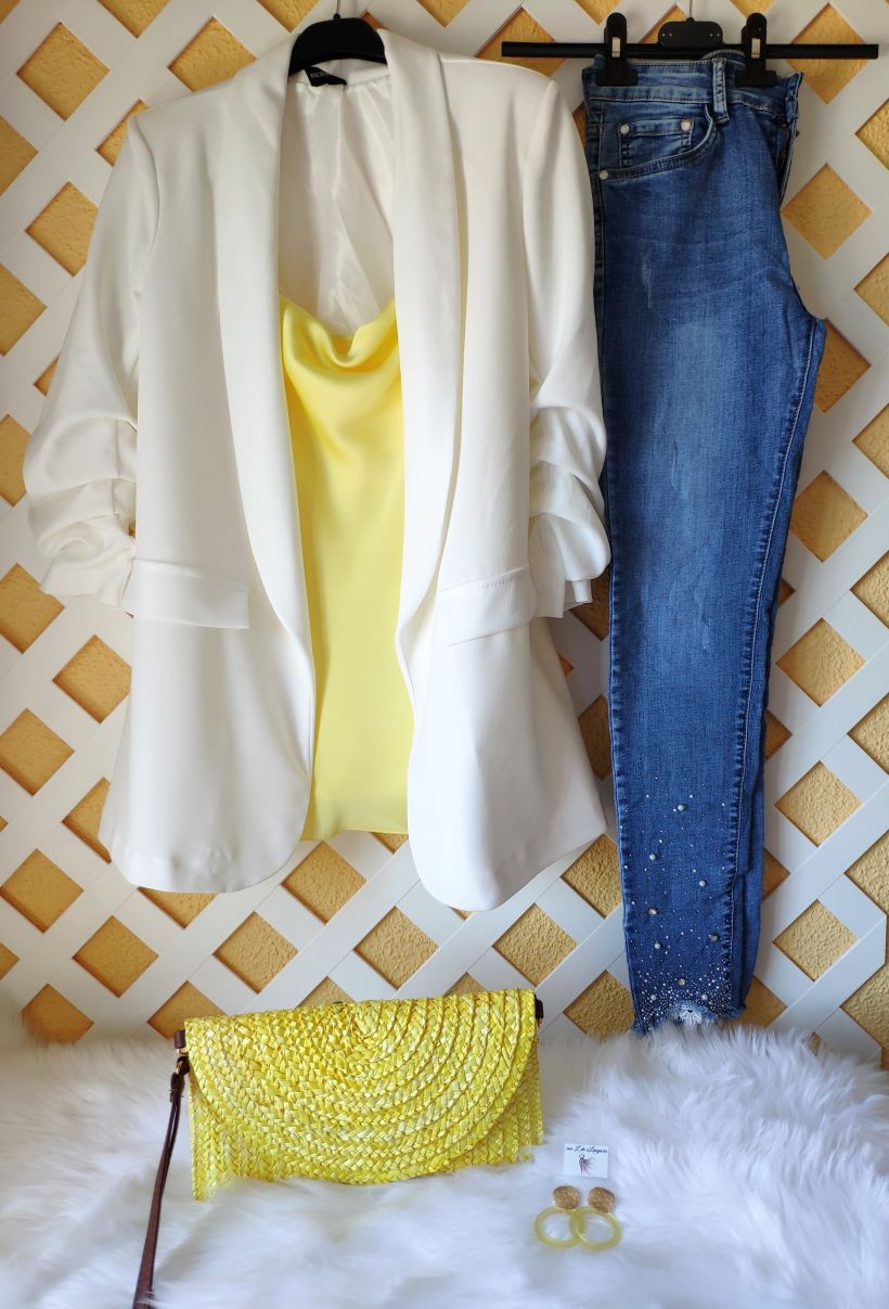 blazzer amarillo, lencera amarilla, bolso cartera mimbre, pendientes aro amarillo y vaquero bajo con perlas