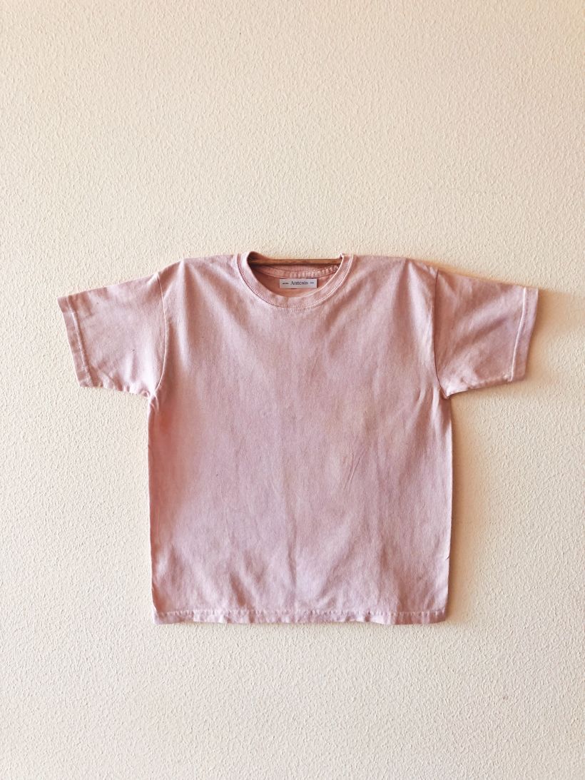 Camiseta de algodón teñida con grana cochinilla