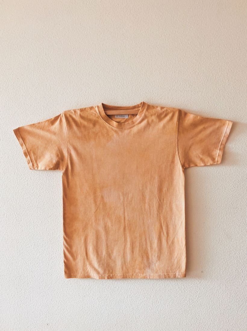 Camiseta de algodón teñida con cempasúchil