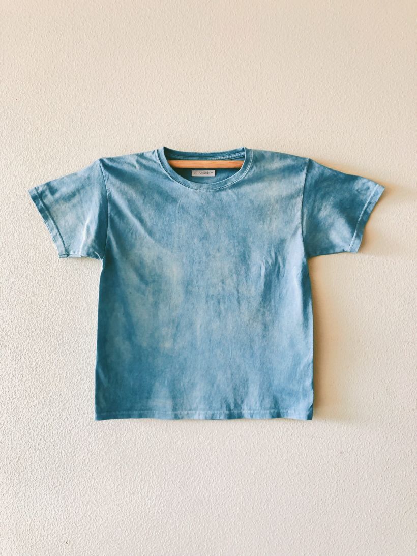 Camiseta de algodón teñida con cempasúchil e índigo