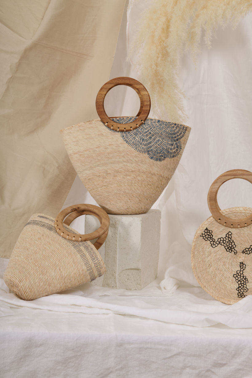 Colaboración con Zaavia/ Colección de bolsas de palma bordadas a mano.  0