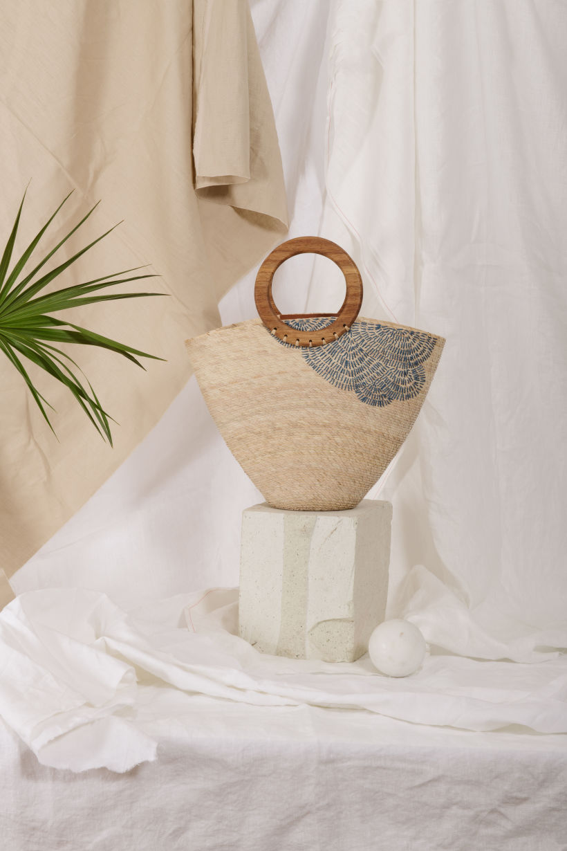 Colaboración con Zaavia/ Colección de bolsas de palma bordadas a mano.  4