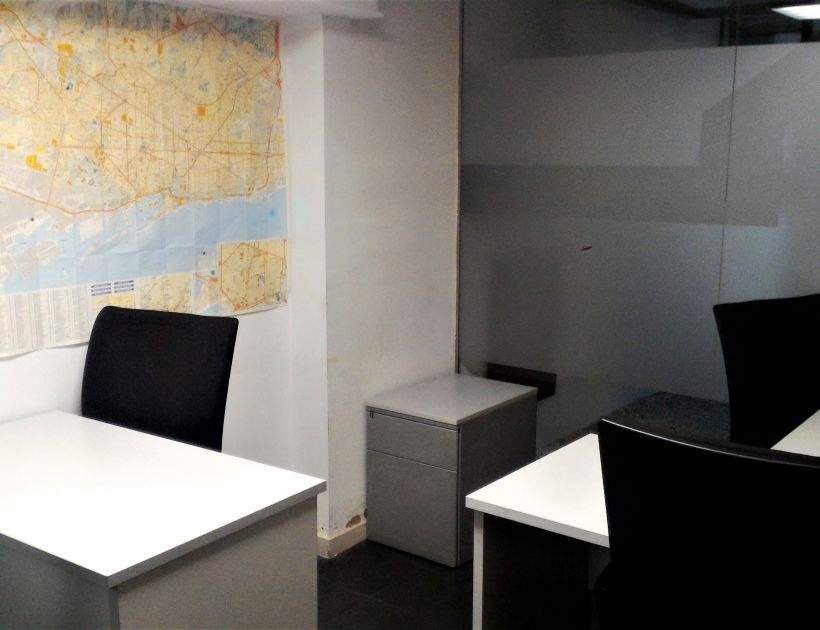 Oficina para 3 personas con sala de reuniones. 260 €/ mes