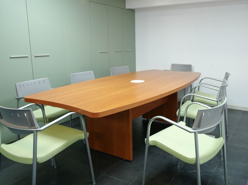 Oficina con grandes armarios para 4 personas con sala de reuniones. 320 €/mes