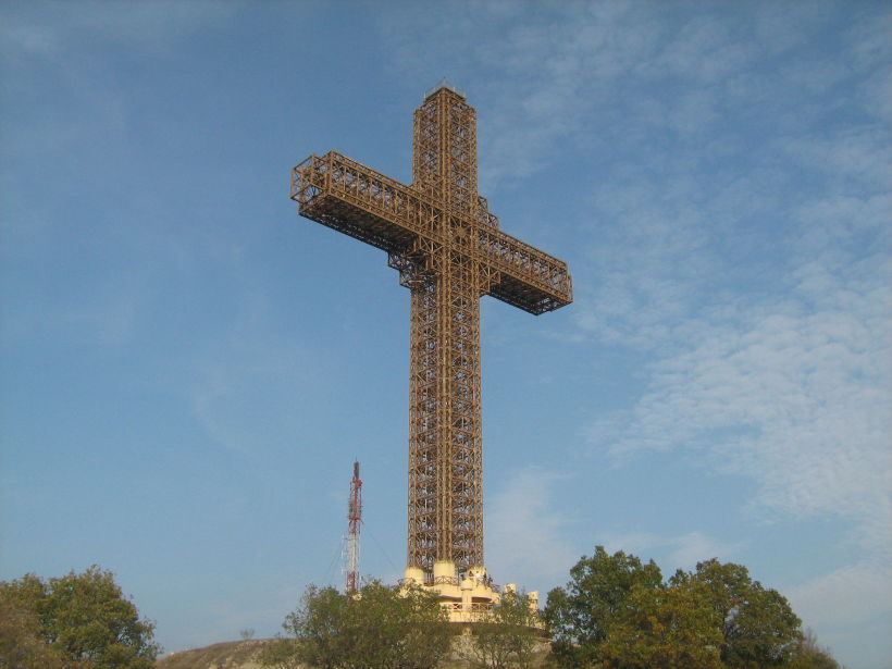 Una cruz cristiana moderna: la Cruz del Milenio de Skopje, Macedonia