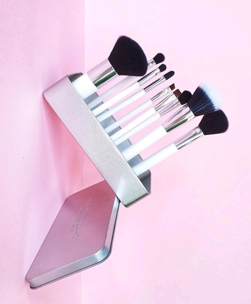 OFF THE WALL. Magnetic Makeup brushes - a change of perspective 