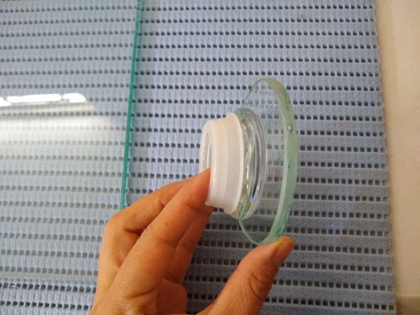 A modo de moleta use un vidrio redondo que compré y le pague con silicón una tapa de una botella de vidrio que tenía.