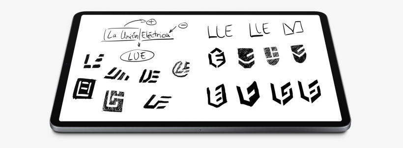 Bocetos realizados en iPad para el diseño del imagotipo. El cliente tenía muy claro que debía incorporar las iniciales LUE.