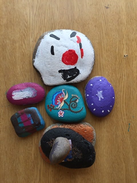 La del medio es mi mano, las otras piedras son de mi hija. 
