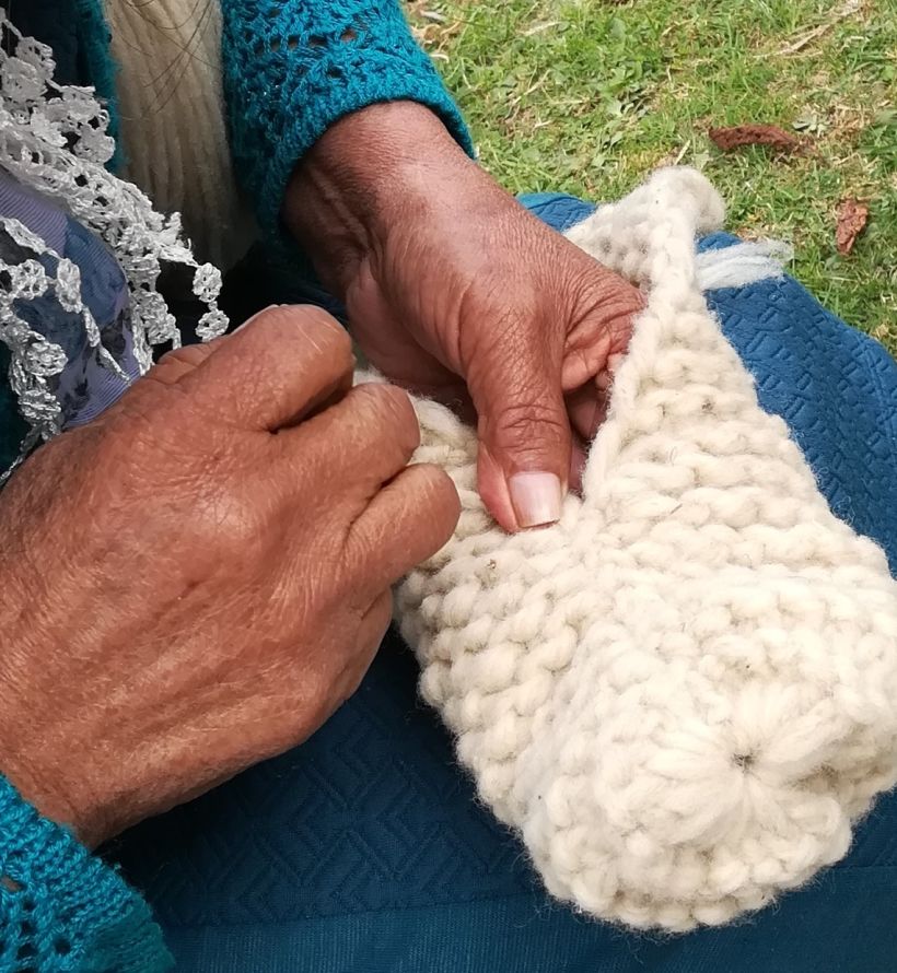 Mujer artesana teje a mano un par de Chilote Shoes