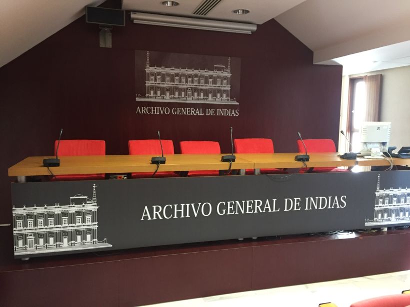 Archivo General de Indias, señalética y vinilos salón de actos. 2